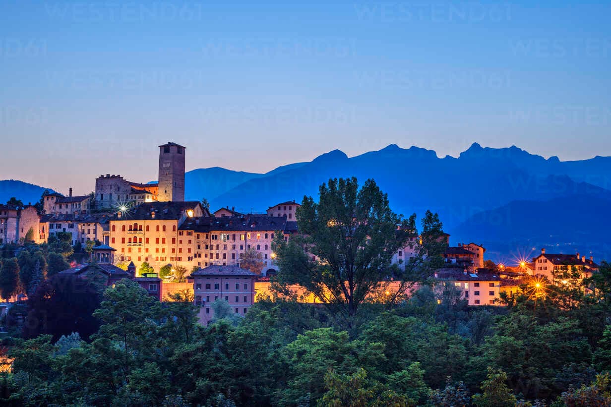 Feltre illuminata al tramonto